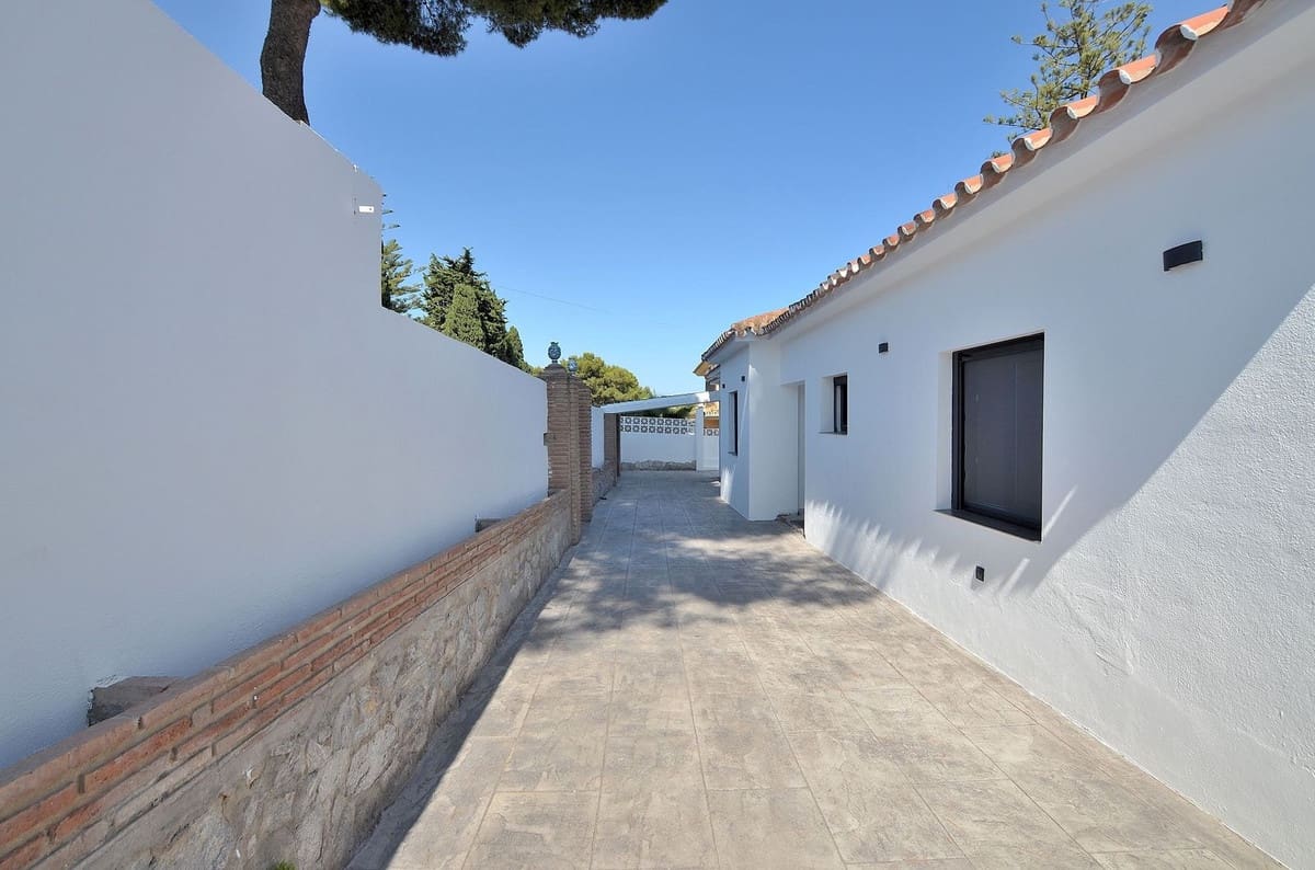 5 bedroom Villa for sale in El Coto with pool garage - € 1,295,000 (Ref: 10140800)