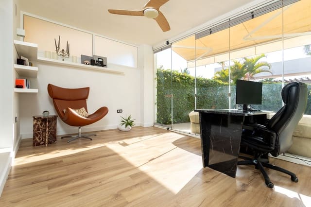 Apartamento de 2 habitaciones en El Paraiso, Estepona en venta con piscina garaje - 495.000 € (Ref: 10140828)