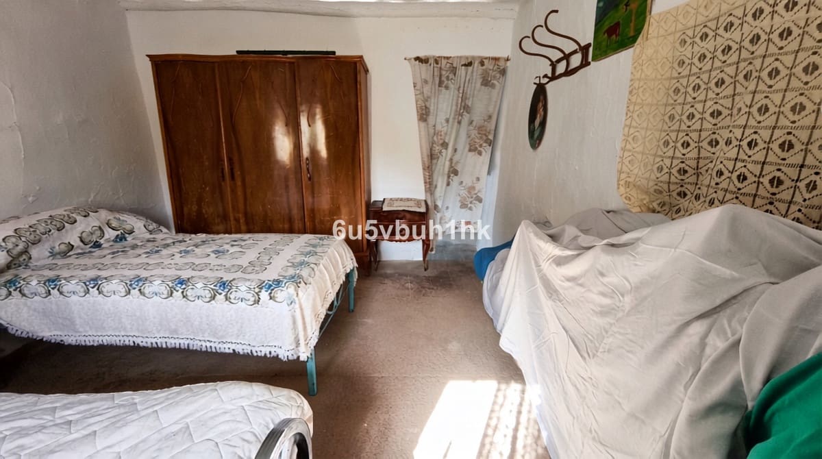5 slaapkamer Finca/Landhuis te koop in Alora - € 170.000 (Ref: 10140899)