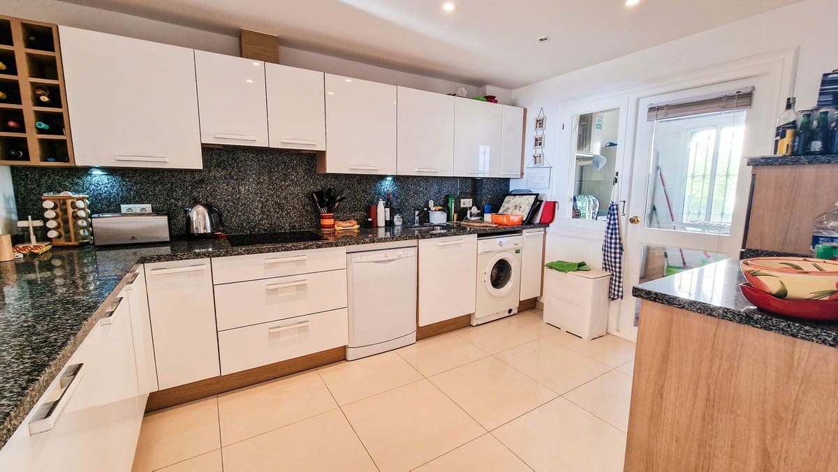 2 soverom Leilighet til salgs i Manilva med svømmebasseng garasje - € 399 000 (Ref: 10140933)
