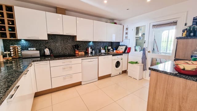 2 sovrum Lägenhet till salu i Castillo de la Duquesa, Manilva med pool garage - 399 000 € (Ref: 10140933)
