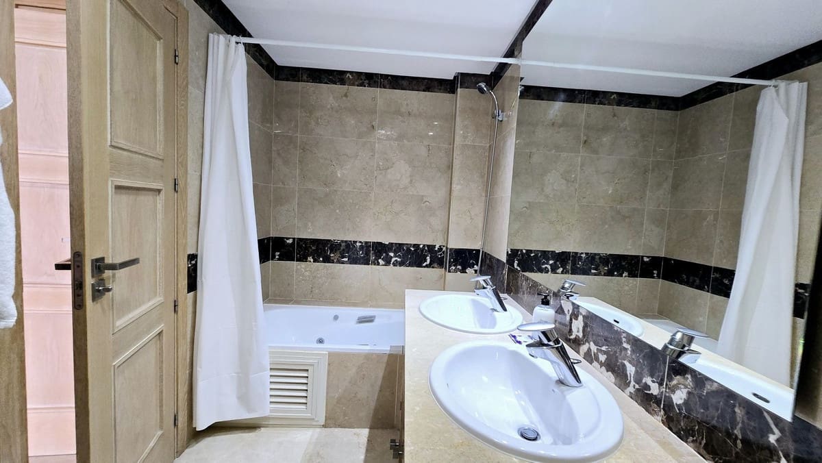 2 sovrum Lägenhet till salu i Manilva med pool garage - 429 000 € (Ref: 10140947)