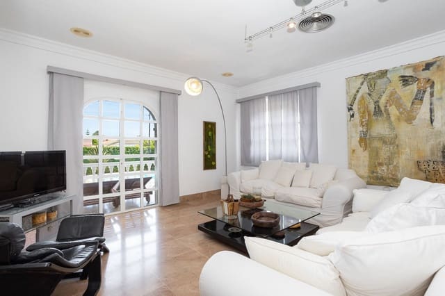 4 makuuhuone Huvila myytävänä paikassa Puerto Deportivo, Torrevieja mukana uima-altaan 
autotalli - 890 000 € (Ref: 10141281)
