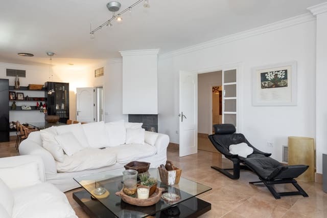 4 makuuhuone Huvila myytävänä paikassa Puerto Deportivo, Torrevieja mukana uima-altaan 
autotalli - 890 000 € (Ref: 10141281)