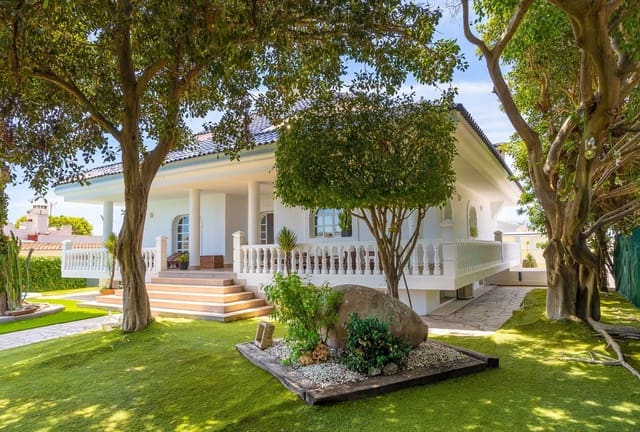 4 makuuhuone Huvila myytävänä paikassa Puerto Deportivo, Torrevieja mukana uima-altaan 
autotalli - 890 000 € (Ref: 10141281)