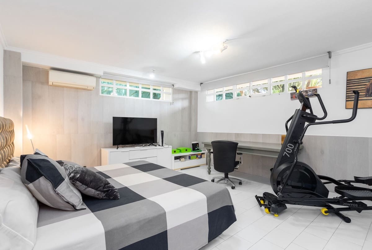4 makuuhuone Huvila myytävänä paikassa Torrevieja mukana uima-altaan 
autotalli - 890 000 € (Ref: 10141281)