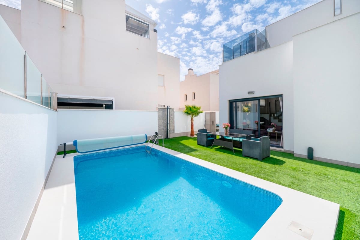5 soveværelse Villa til salg i Torrevieja med swimmingpool - € 559.000 (Ref: 10141289)