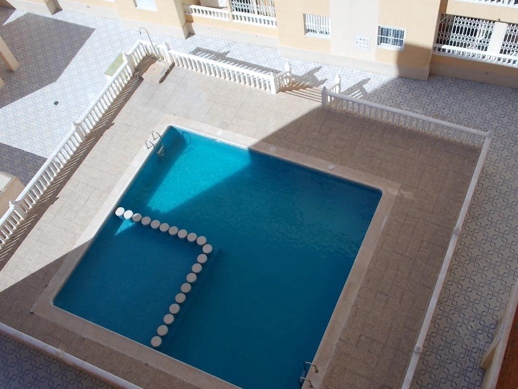 2 soverom Penthouse til salgs i Torrevieja med svømmebasseng - € 173 000 (Ref: 10142146)