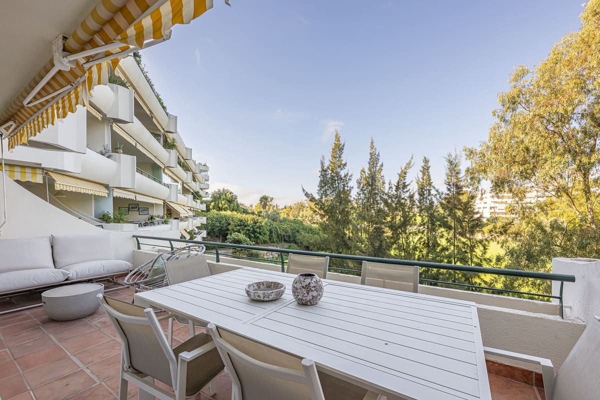 2 soverom Leilighet til salgs i Guadalmina med svømmebasseng garasje - € 460 000 (Ref: 10142169)