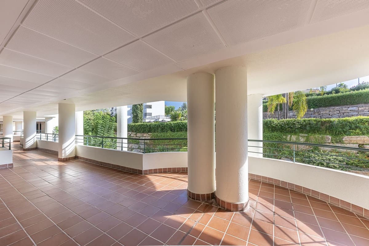 2 soverom Leilighet til salgs i Guadalmina med svømmebasseng garasje - € 460 000 (Ref: 10142169)