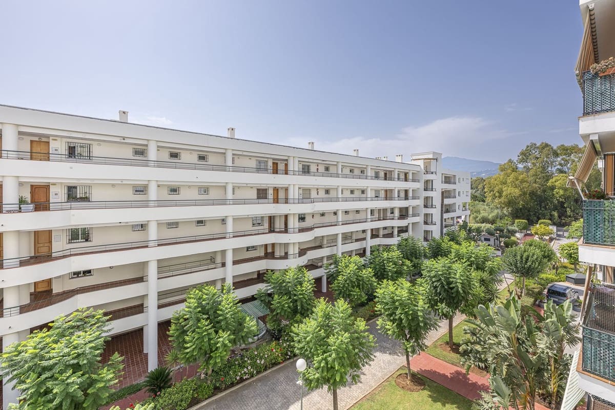 2 soverom Leilighet til salgs i Guadalmina med svømmebasseng garasje - € 460 000 (Ref: 10142169)