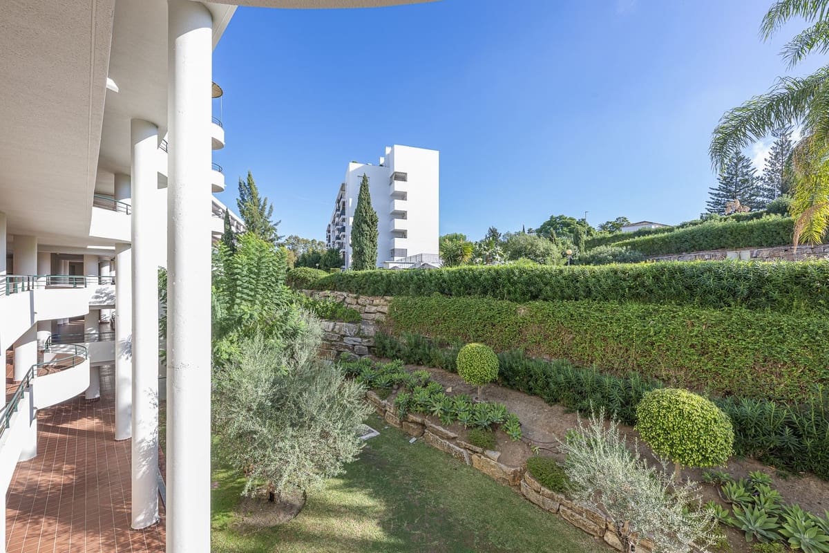 2 soverom Leilighet til salgs i Guadalmina med svømmebasseng garasje - € 460 000 (Ref: 10142169)