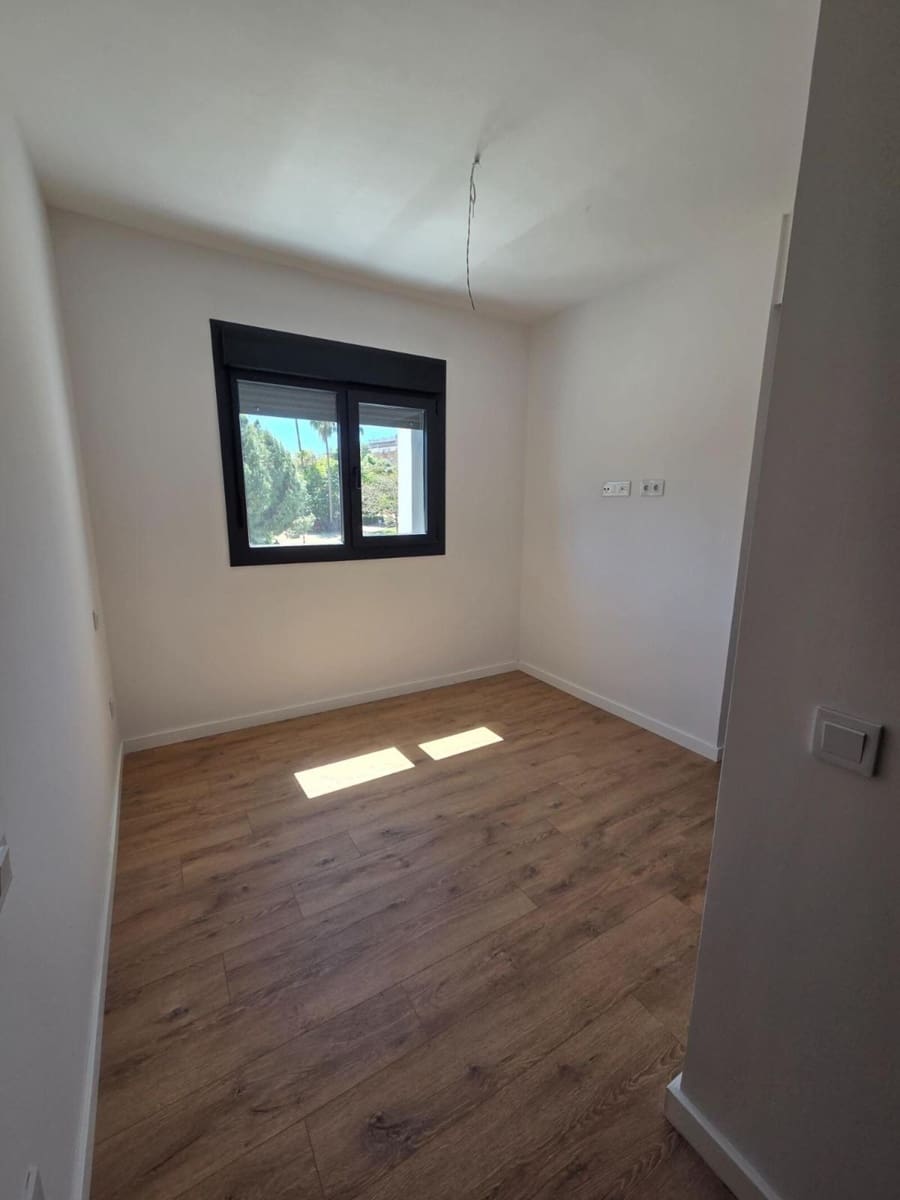 Apartamento de 3 habitaciones en Estepona en venta con piscina garaje - 649.000 € (Ref: 10142171)