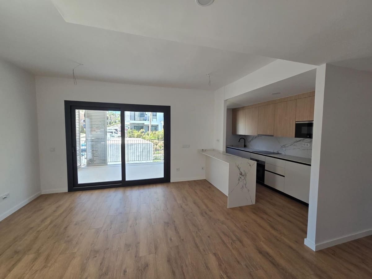 Apartamento de 3 habitaciones en Estepona en venta con piscina garaje - 649.000 € (Ref: 10142171)