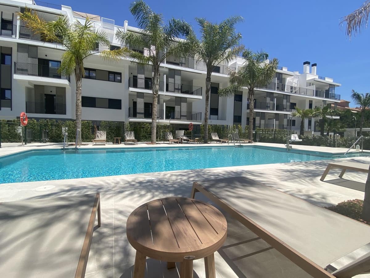 Apartamento de 3 habitaciones en Estepona en venta con piscina garaje - 649.000 € (Ref: 10142171)