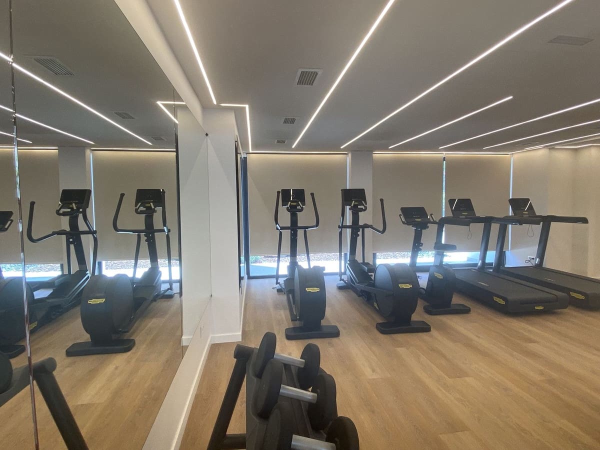 Apartamento de 3 habitaciones en Estepona en venta con piscina garaje - 649.000 € (Ref: 10142171)