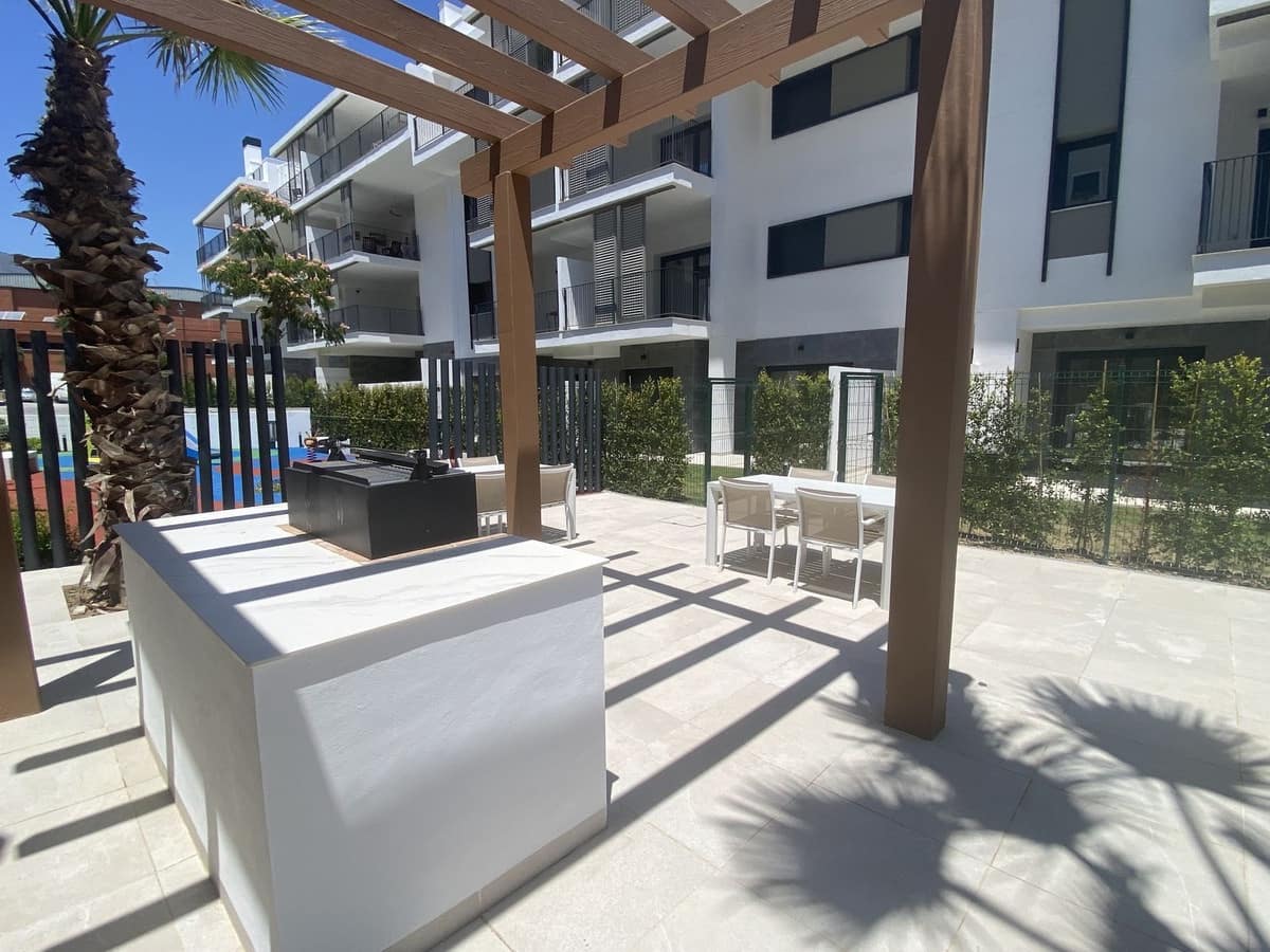 Apartamento de 3 habitaciones en Estepona en venta con piscina garaje - 649.000 € (Ref: 10142171)
