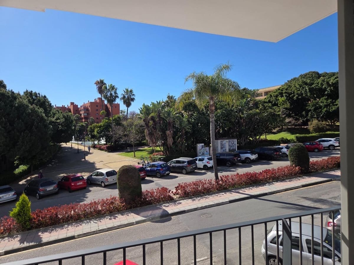 Apartamento de 3 habitaciones en Estepona en venta con piscina garaje - 649.000 € (Ref: 10142171)