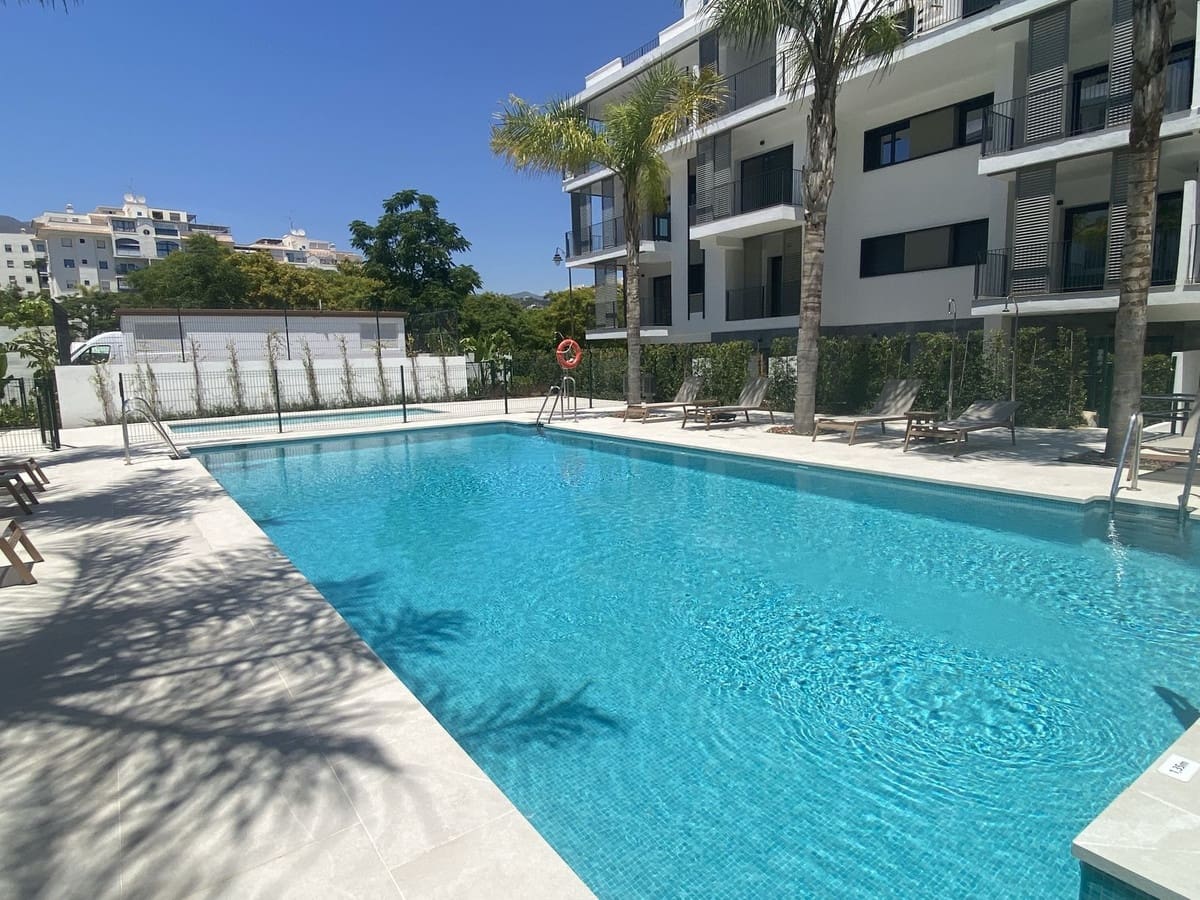 Apartamento de 3 habitaciones en Estepona en venta con piscina garaje - 649.000 € (Ref: 10142171)
