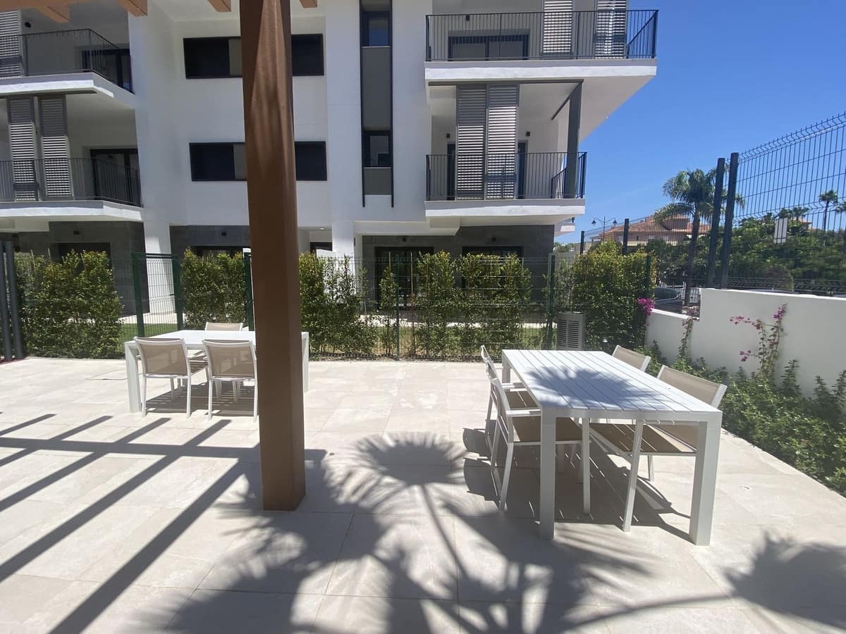 Apartamento de 3 habitaciones en Estepona en venta con piscina garaje - 649.000 € (Ref: 10142171)