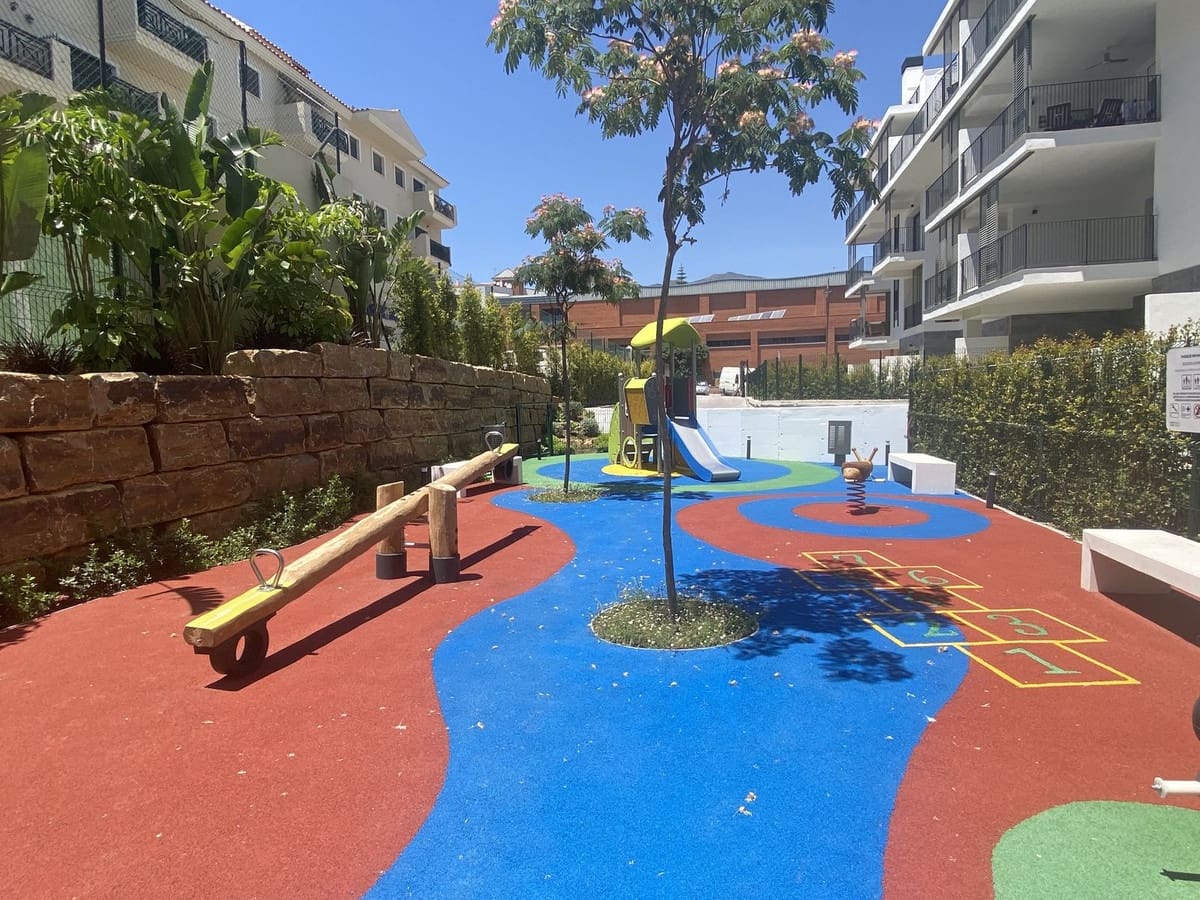 Apartamento de 3 habitaciones en Estepona en venta con piscina garaje - 649.000 € (Ref: 10142171)