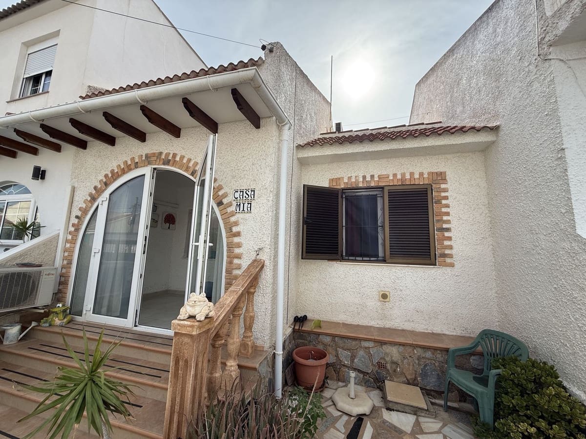 3 soveværelse Byhus til salg i Torrevieja med swimmingpool - € 174.900 (Ref: 10142323)