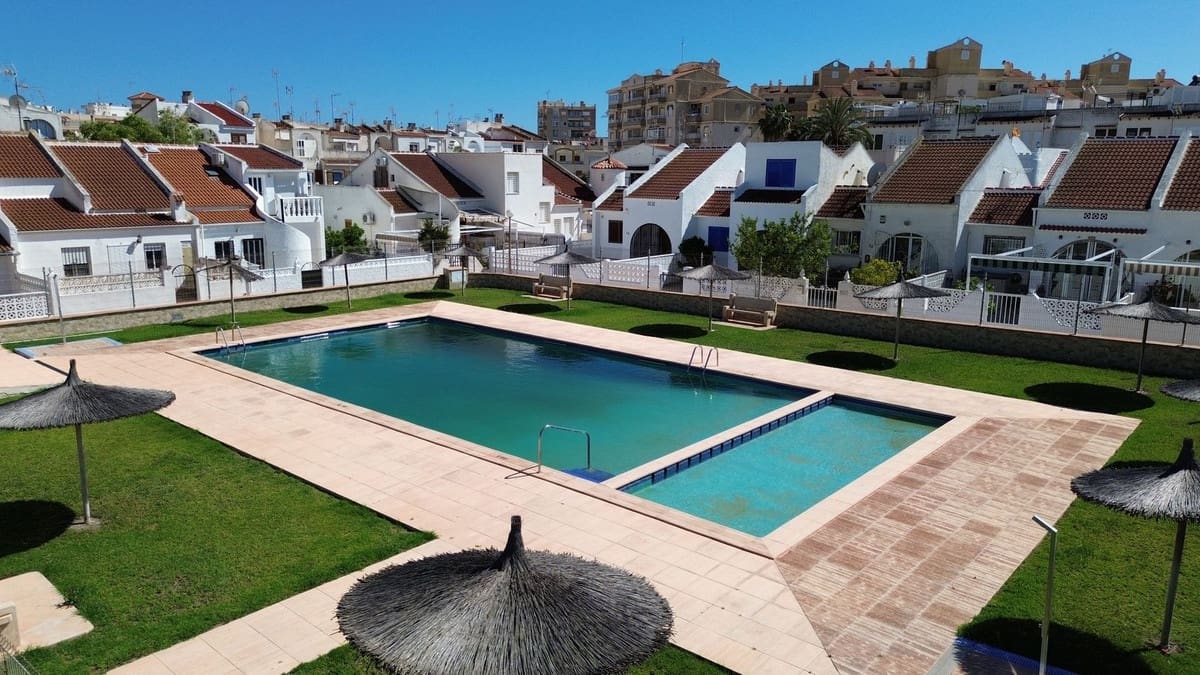 3 soveværelse Byhus til salg i Torrevieja med swimmingpool - € 174.900 (Ref: 10142323)