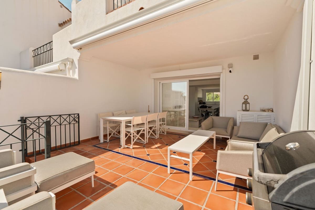 3 soverom Hus til salgs i El Paraiso med svømmebasseng garasje - € 749 000 (Ref: 10143018)