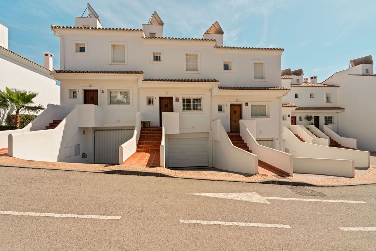3 soverom Hus til salgs i El Paraiso med svømmebasseng garasje - € 749 000 (Ref: 10143018)