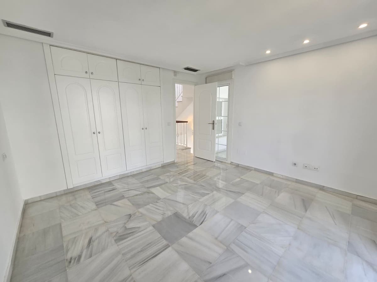 3 bedroom Townhouse for sale in Marbella with pool garage - € 1,650,000 (Ref: 10143094)