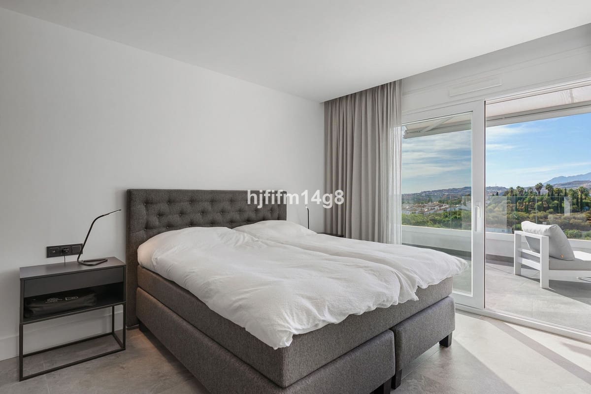 3 slaapkamer Appartement te koop in La Quinta met zwembad garage - € 1.295.000 (Ref: 10143107)