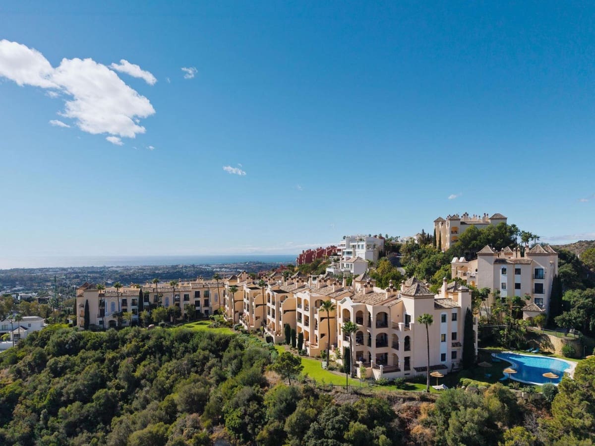 2 slaapkamer Appartement te koop in La Quinta met zwembad garage - € 1.065.000 (Ref: 10143145)