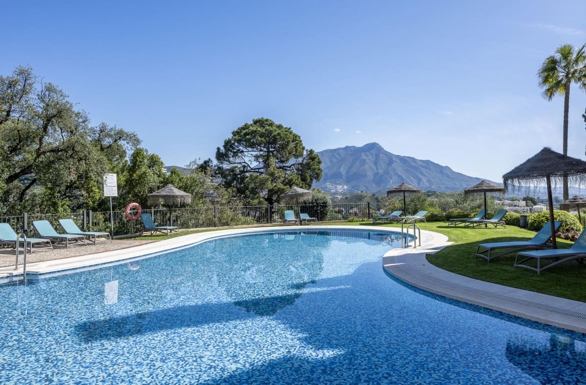 2 slaapkamer Appartement te koop in La Quinta met zwembad garage - € 1.065.000 (Ref: 10143145)