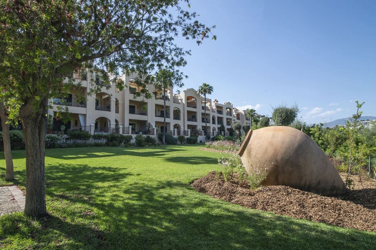 2 slaapkamer Appartement te koop in La Quinta met zwembad garage - € 1.065.000 (Ref: 10143145)