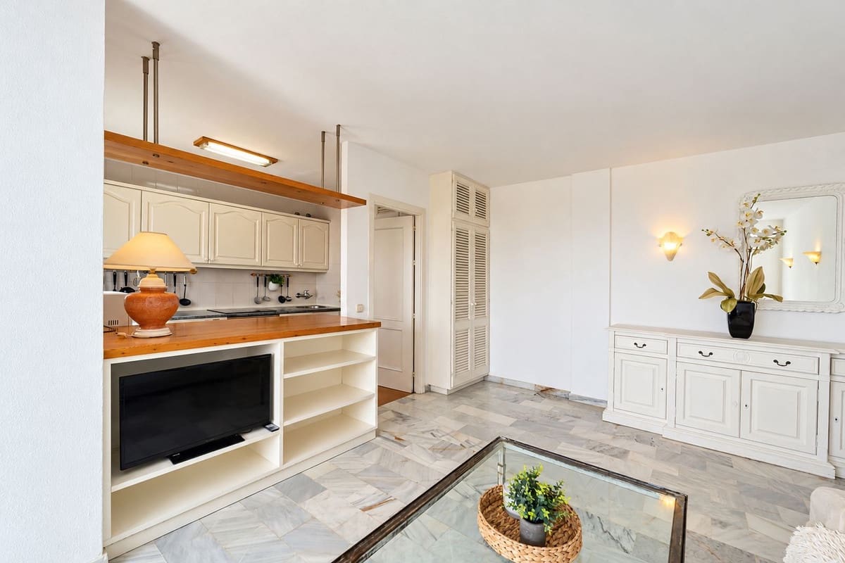 2 bedroom Apartment for sale in La Reserva with pool garage - € 390,000 (Ref: 10143299)