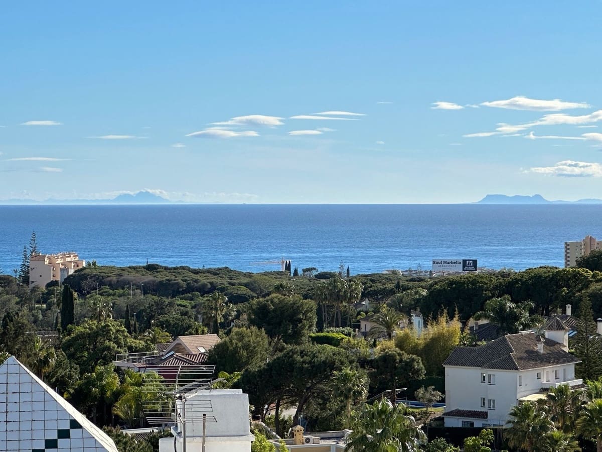 2 bedroom Apartment for sale in La Reserva with pool garage - € 390,000 (Ref: 10143299)