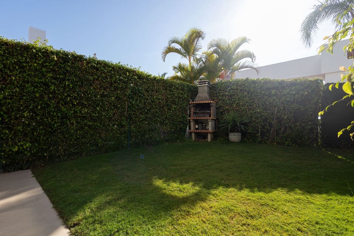 2 bedroom Apartment for sale in El Paraiso with pool garage - € 495,000 (Ref: 10143354)
