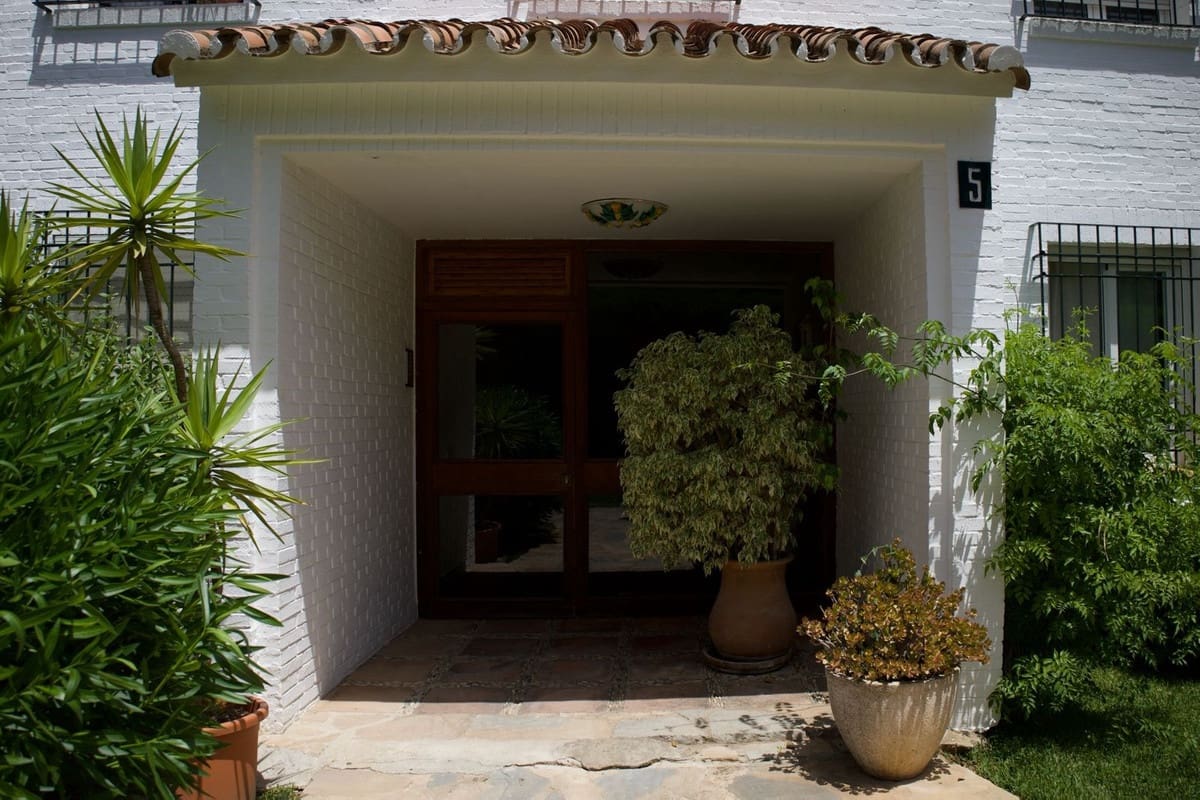 2 bedroom Apartment for sale in Marbella with pool - € 389,000 (Ref: 10143360)