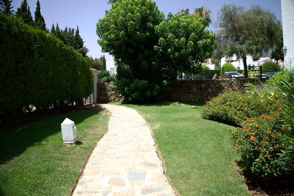 2 bedroom Apartment for sale in Marbella with pool - € 389,000 (Ref: 10143360)