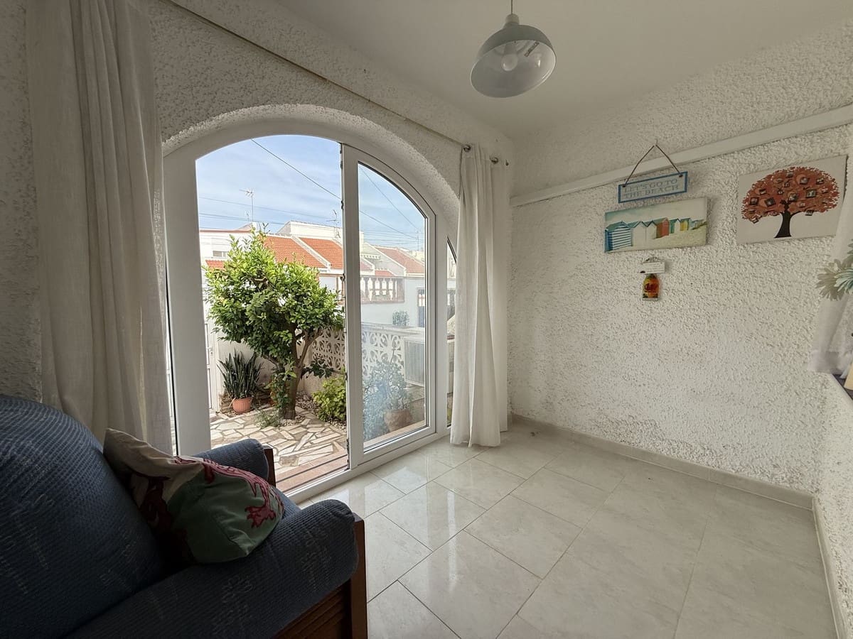 3 soveværelse Byhus til salg i Torrevieja med swimmingpool - € 174.900 (Ref: 10143685)