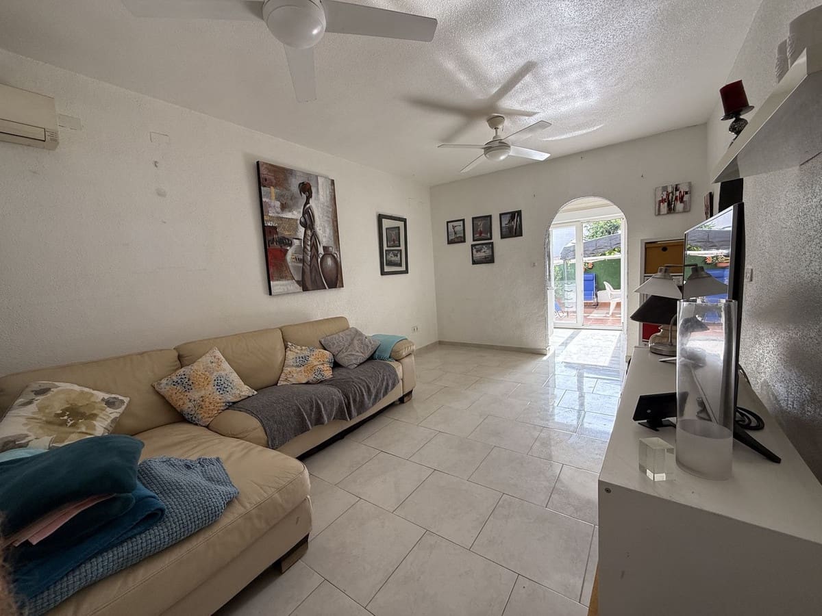 3 soveværelse Byhus til salg i Torrevieja med swimmingpool - € 174.900 (Ref: 10143685)