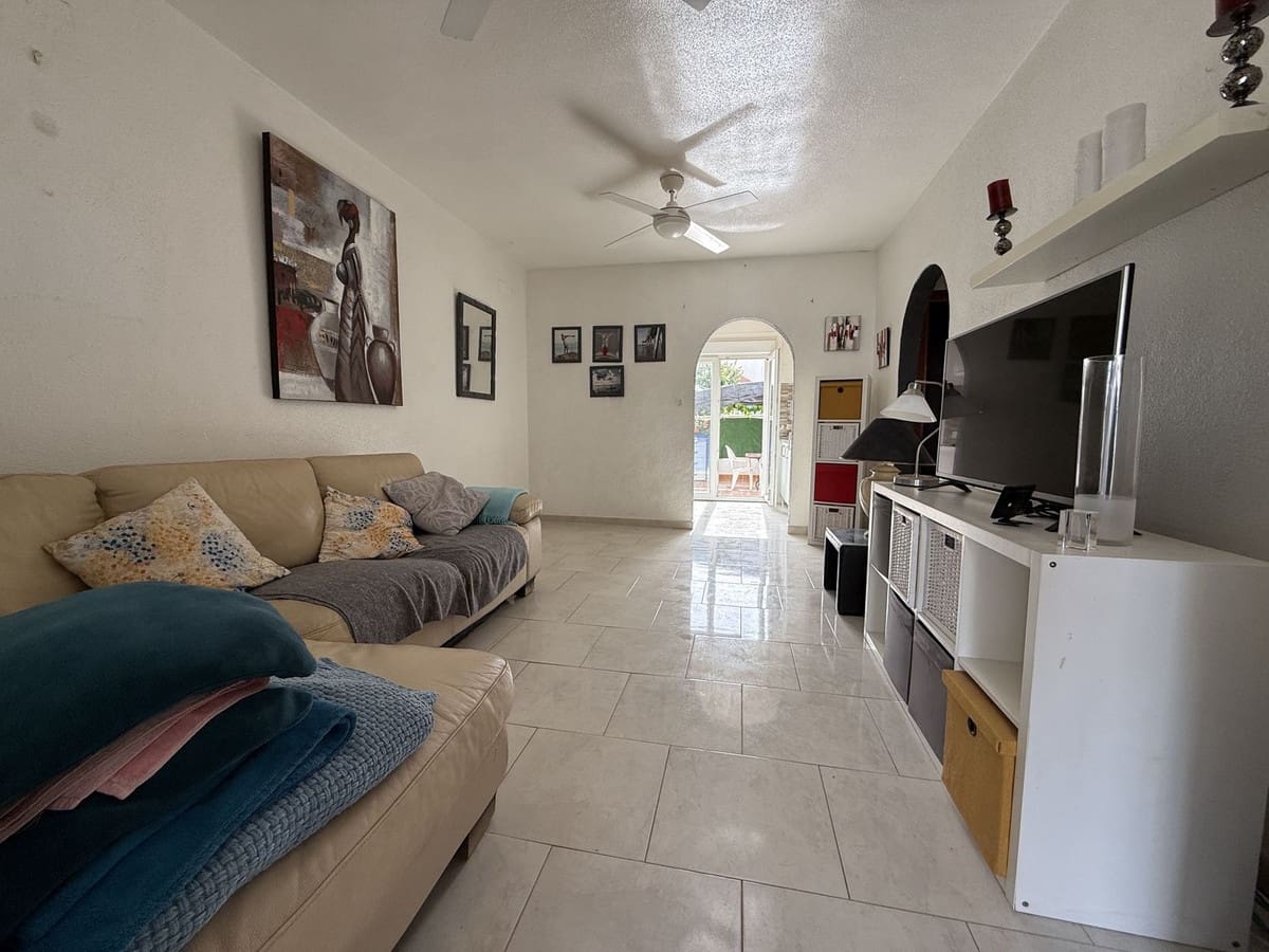 3 soveværelse Byhus til salg i Torrevieja med swimmingpool - € 174.900 (Ref: 10143685)