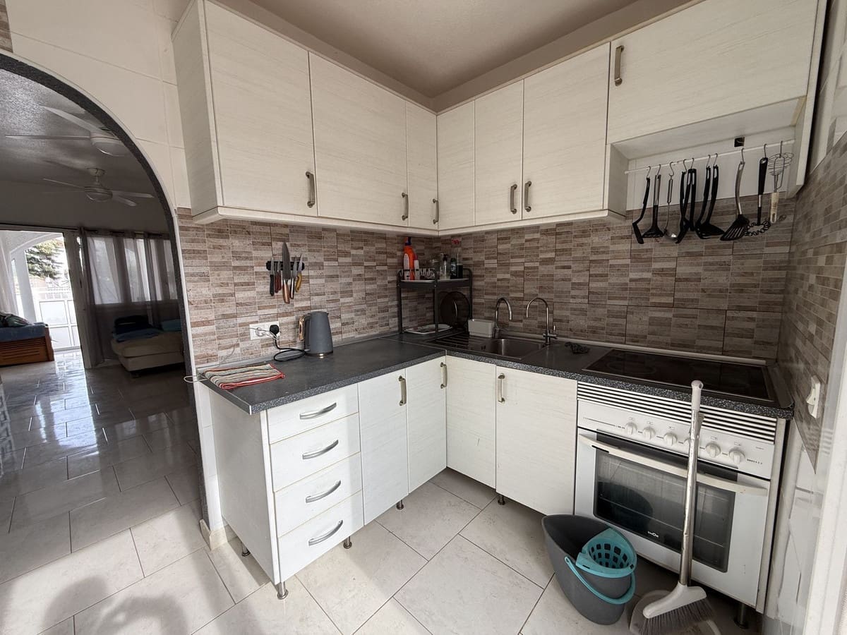 3 soveværelse Byhus til salg i Torrevieja med swimmingpool - € 174.900 (Ref: 10143685)