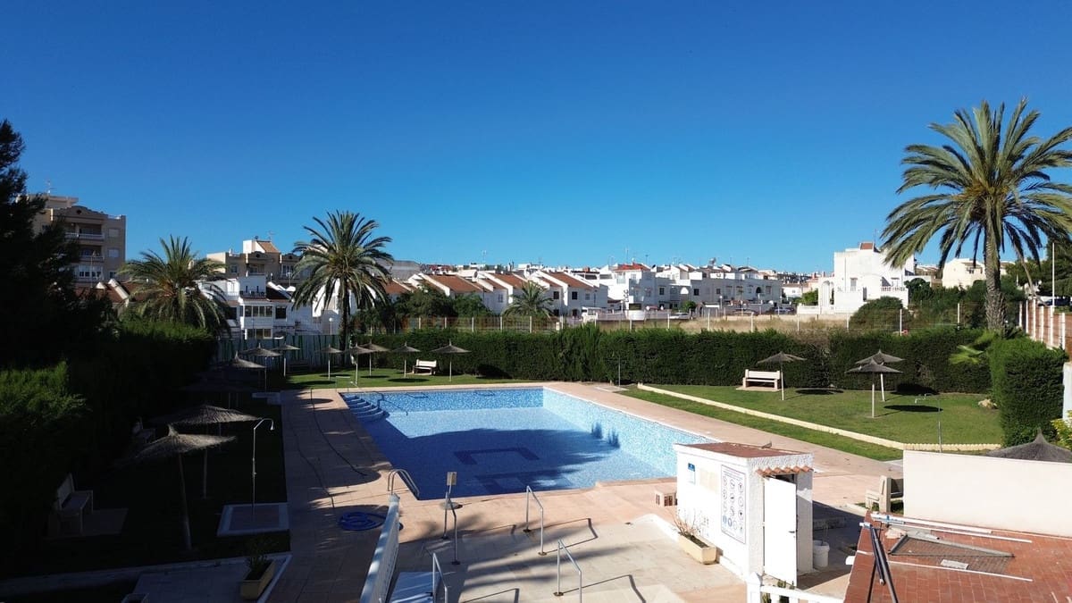 3 soveværelse Byhus til salg i Torrevieja med swimmingpool - € 174.900 (Ref: 10143685)