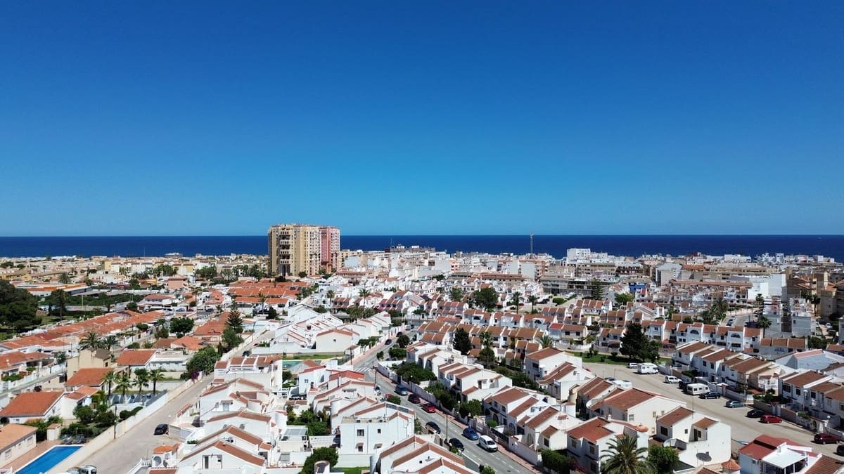 3 soveværelse Byhus til salg i Torrevieja med swimmingpool - € 174.900 (Ref: 10143685)