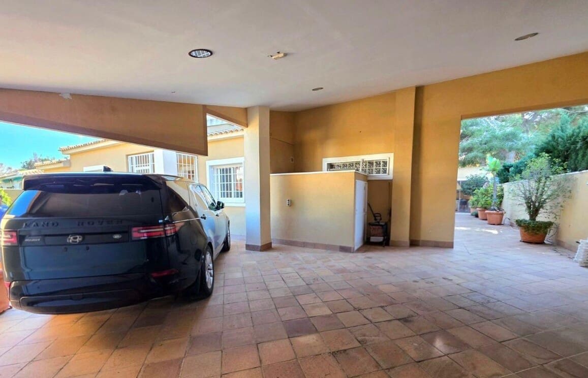 5 bedroom Villa for sale in Campoamor with pool garage - € 739,000 (Ref: 10143699)