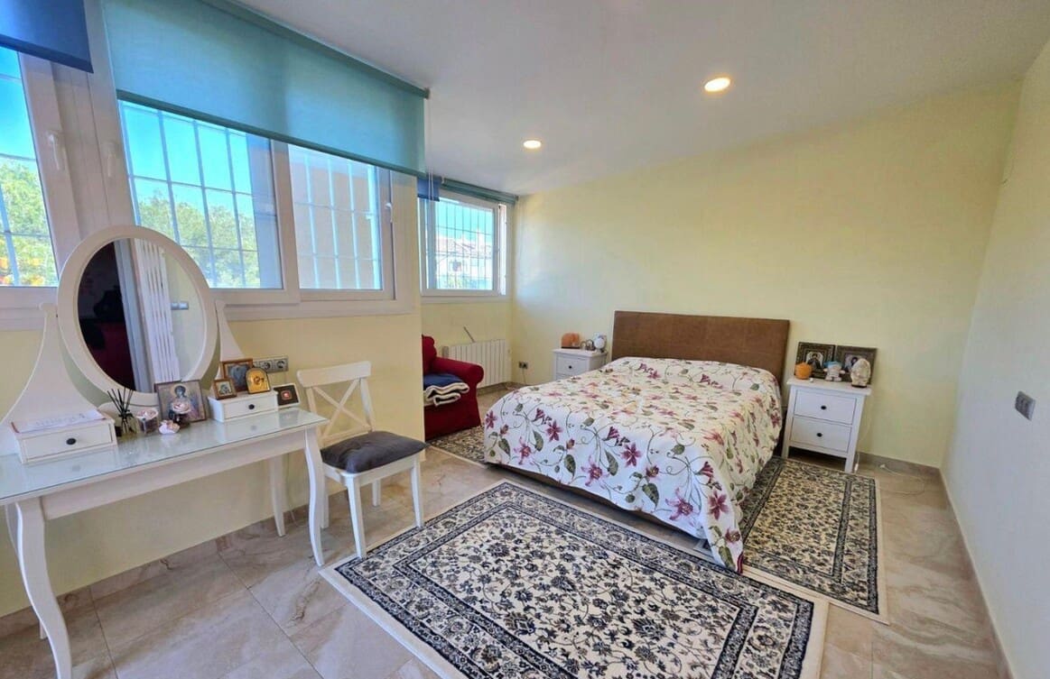 5 bedroom Villa for sale in Campoamor with pool garage - € 739,000 (Ref: 10143699)