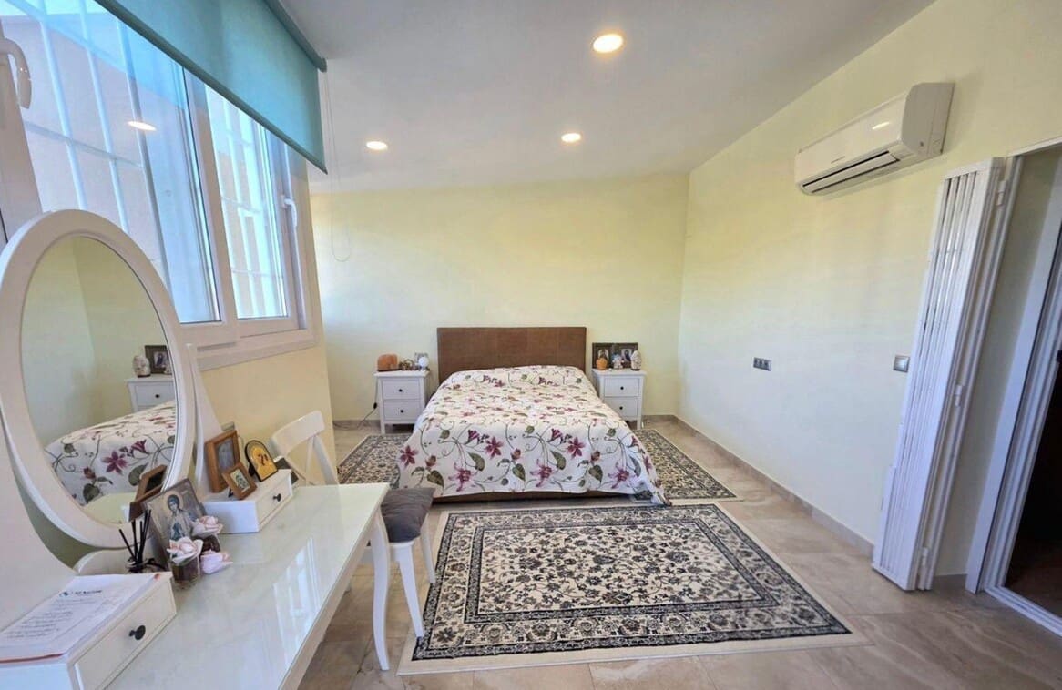 5 bedroom Villa for sale in Campoamor with pool garage - € 739,000 (Ref: 10143699)