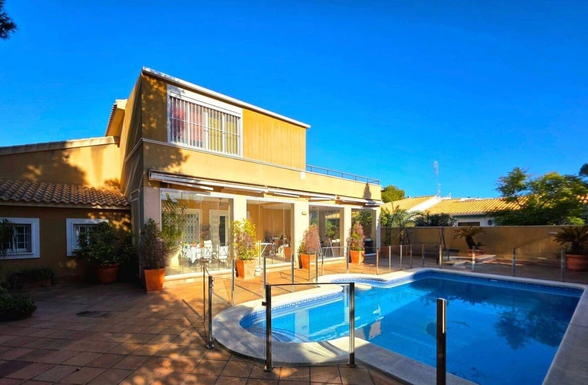 5 bedroom Villa for sale in Campoamor with pool garage - € 739,000 (Ref: 10143699)