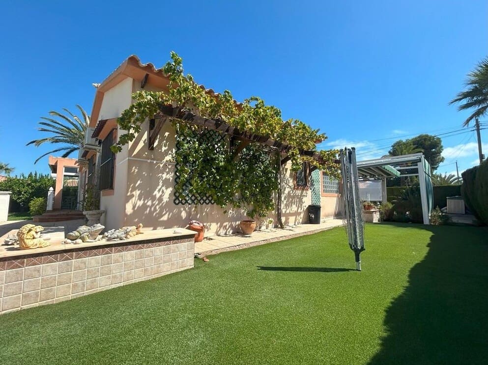 3 soveværelse Villa til salg i Orihuela Costa med swimmingpool garage - € 698.000 (Ref: 10143701)